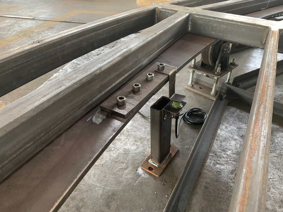 Steel frame and zero-position sensor